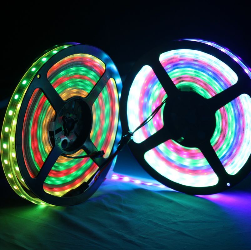 شريط إضاءة LED مرن WS2812B RGB 5050SMD فردي قابل للعنونة 16.4FT 60 بكسل / M 300 بكسل أسود PCB بالألوان الكاملة